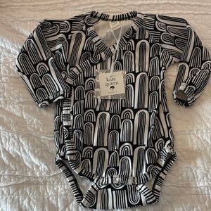 Kate Quinn Black Rainbow Long Sleeve Wrap Bodysuit 12-18 min